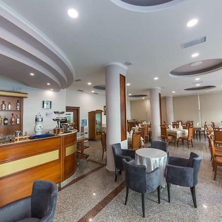 Western Star Hotel Durrës Esterno foto