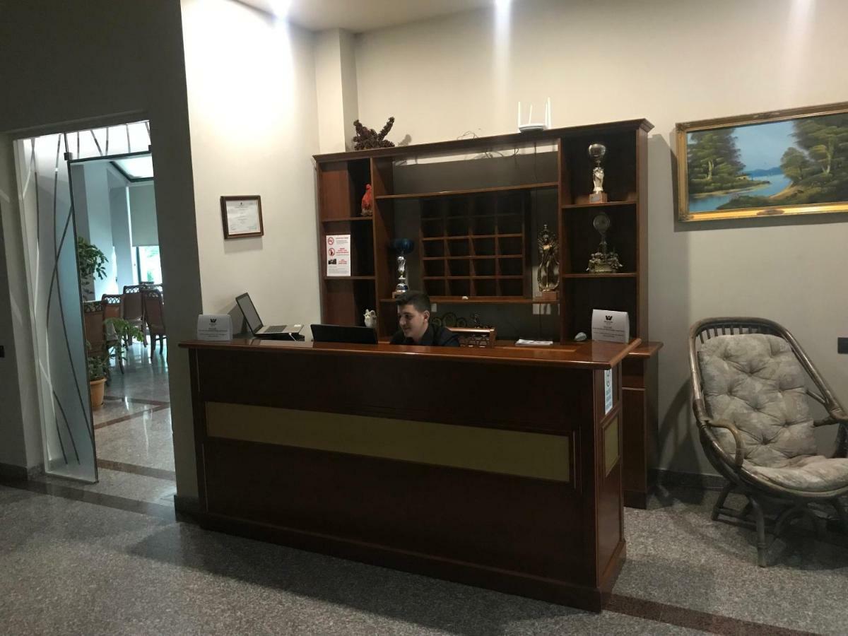 Western Star Hotel Durrës Esterno foto