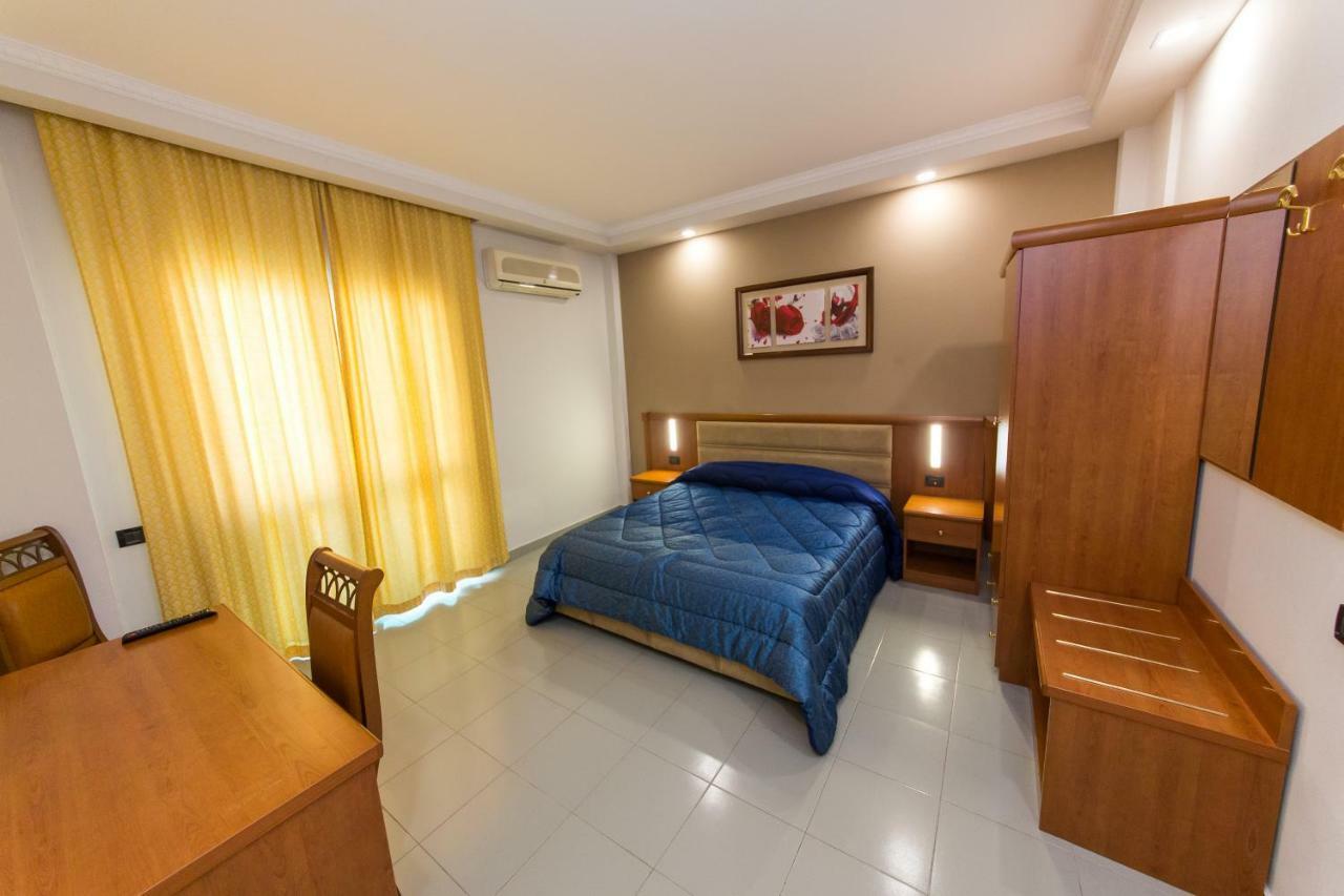 Western Star Hotel Durrës Esterno foto