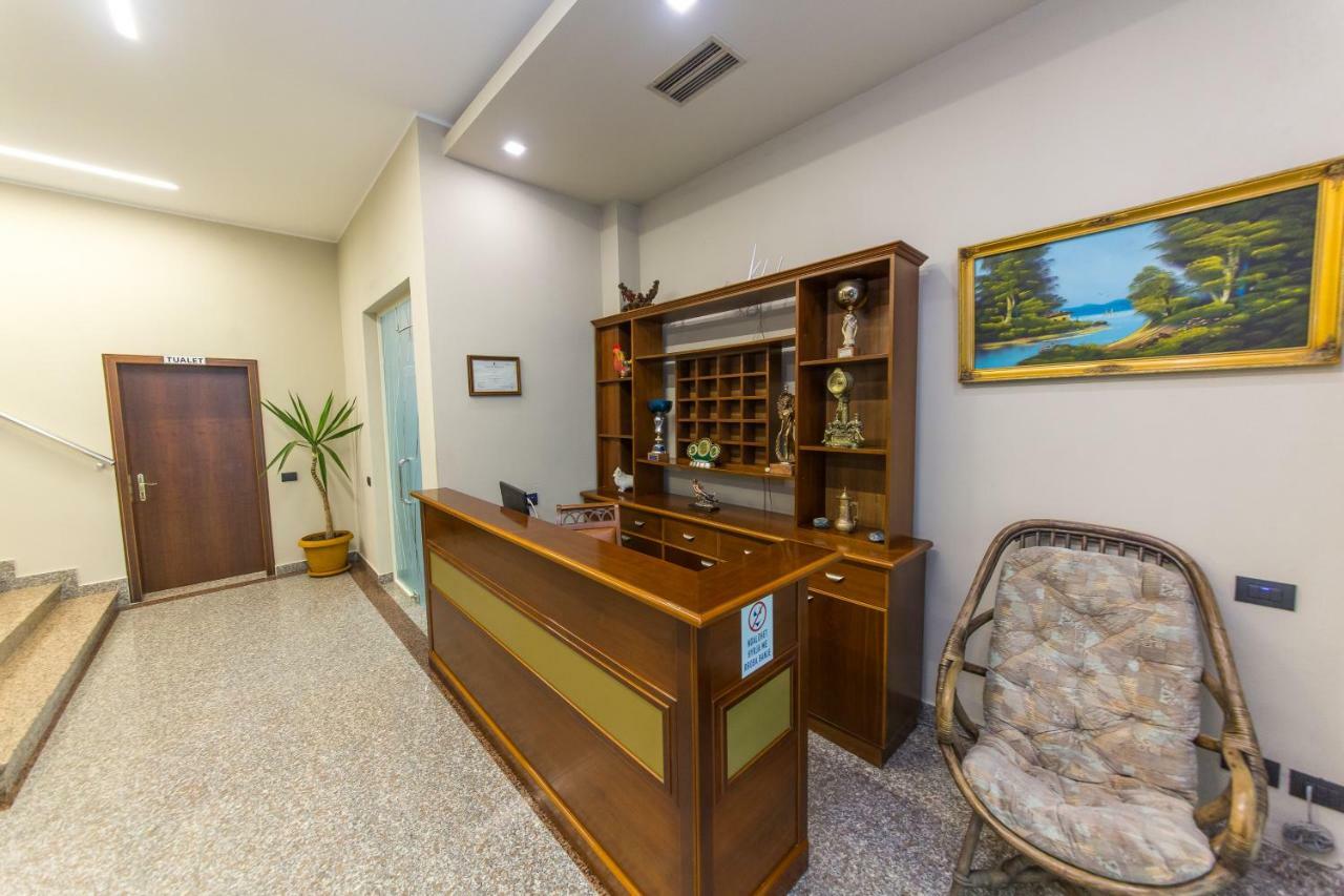 Western Star Hotel Durrës Esterno foto