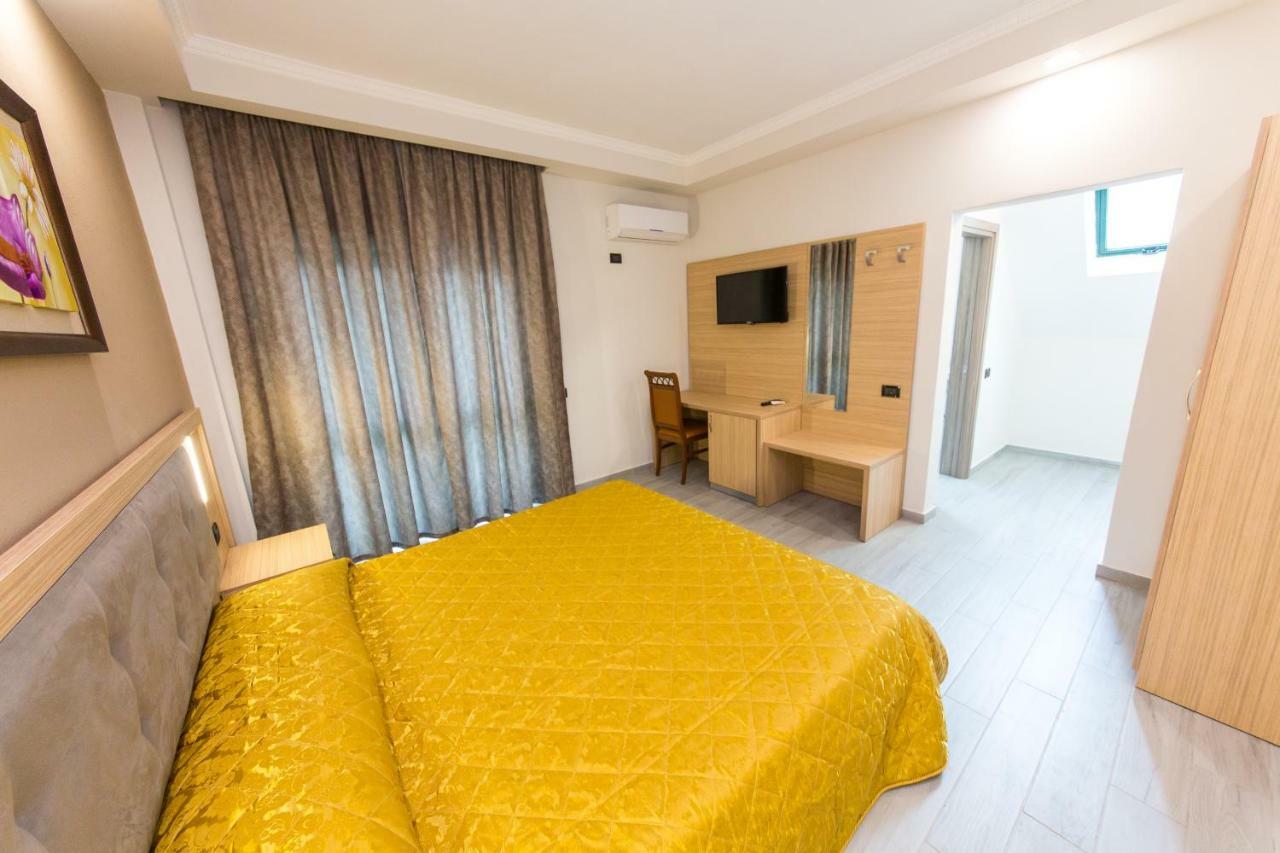 Western Star Hotel Durrës Esterno foto