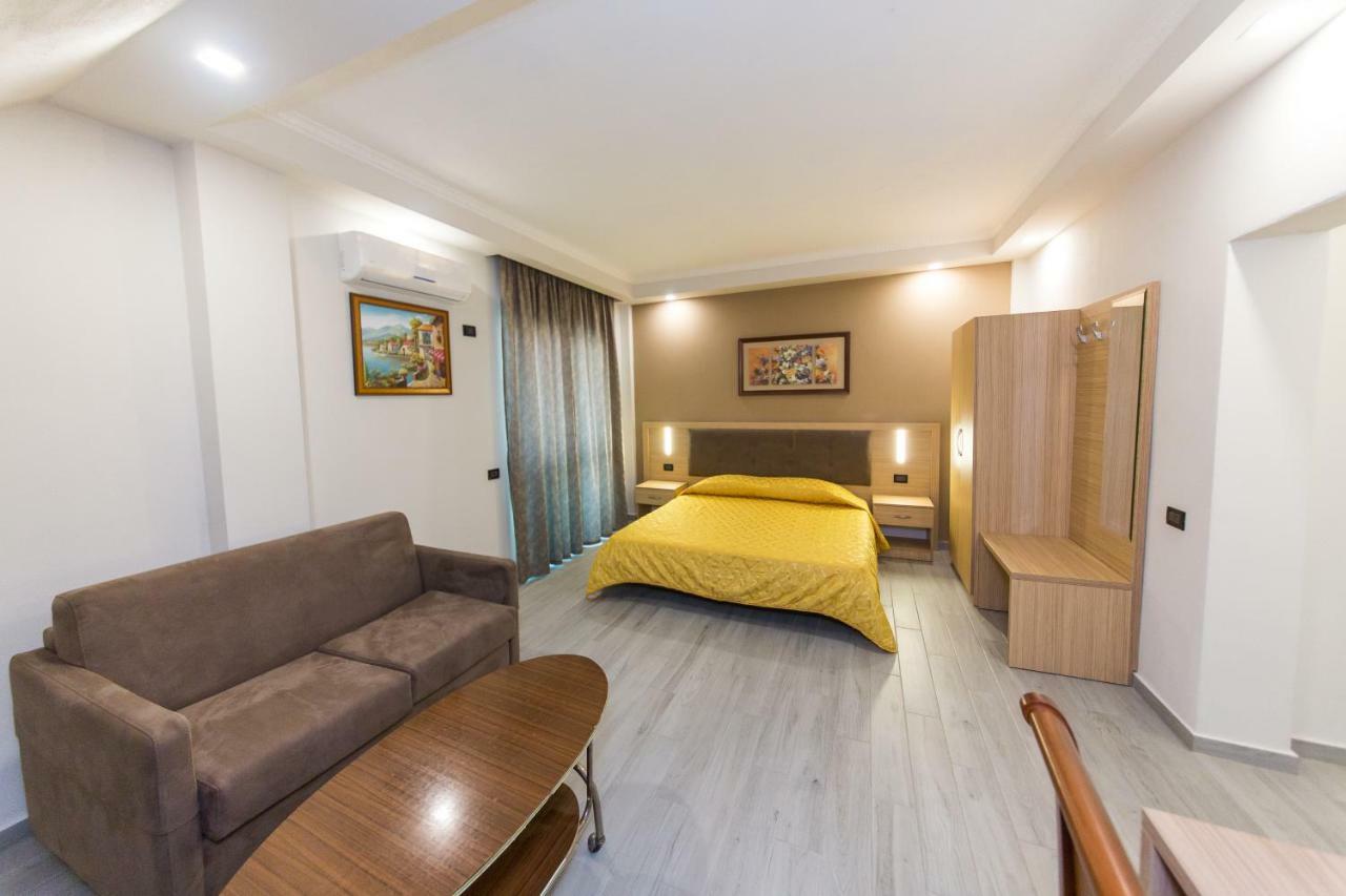 Western Star Hotel Durrës Esterno foto