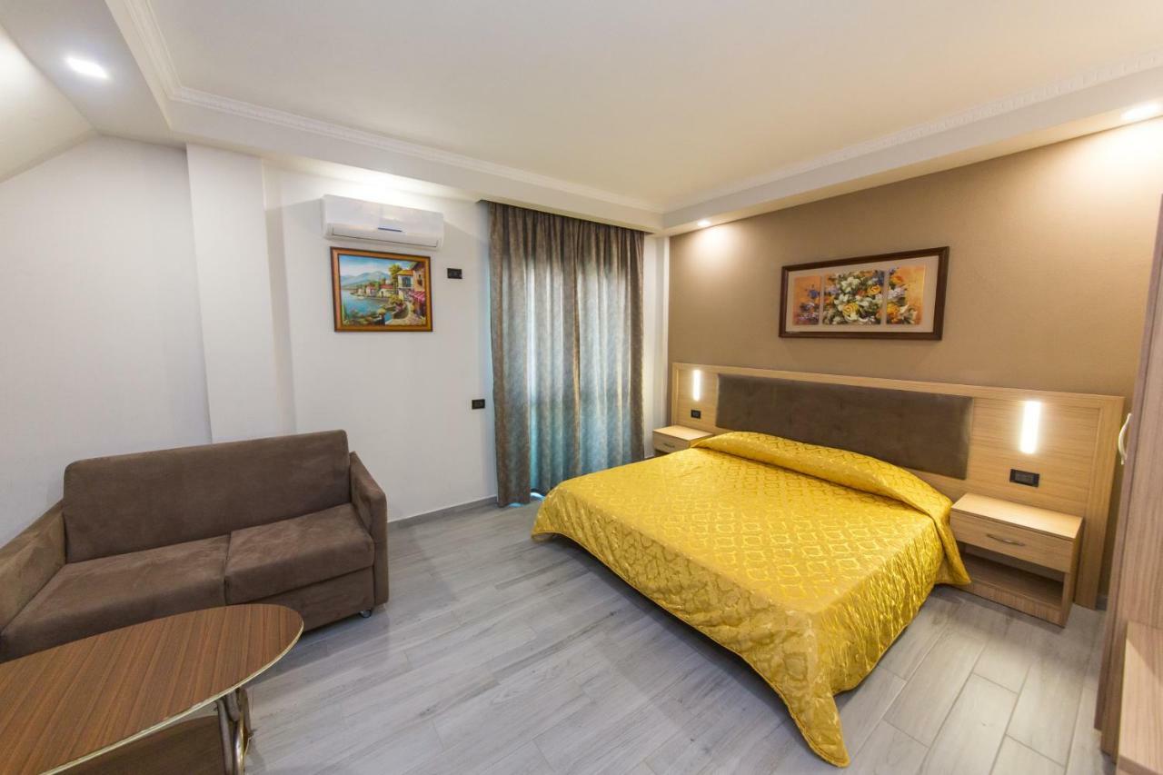 Western Star Hotel Durrës Esterno foto